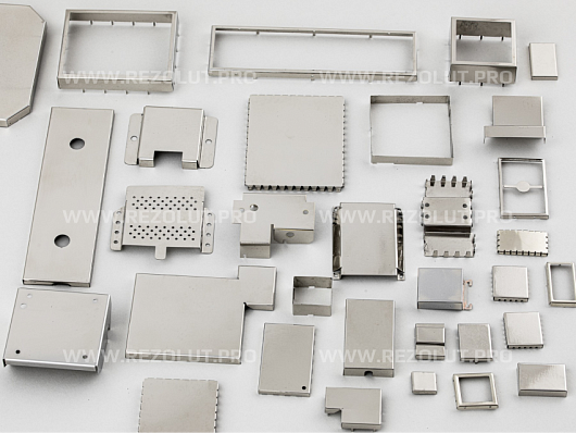 ONE-COMPONENT MOLDED POLYGONAL RF SHIELDS